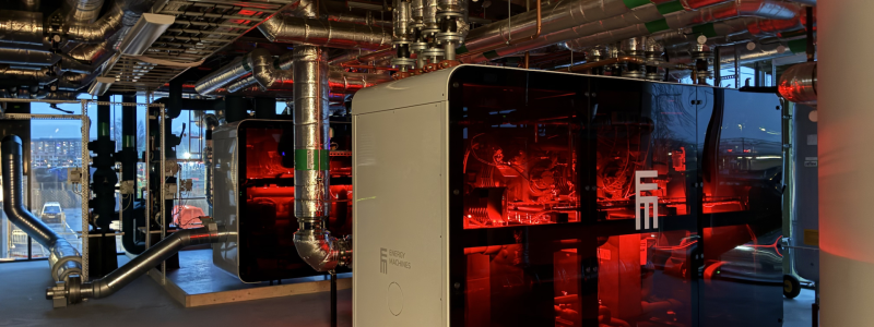Energy Machines™ värmepumpsenergicentral på Alpha Backaplan i Göteborg, ytterligare en fastighet inom Skandia Fastigheter. Värmepumparna lyser rött i värmeläge och blått i kylläge.