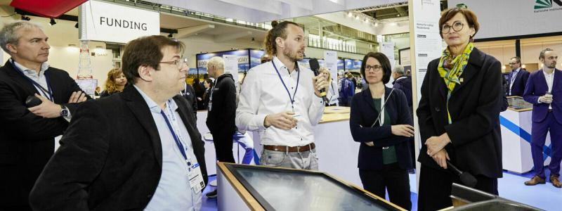 Tysklands forskningsminister Bettina Stark-Watzinger på Hannover Messe 2024 i samtal om Techno-Hyb-projektet. Foto: Volkswagen Group/ Enerkite