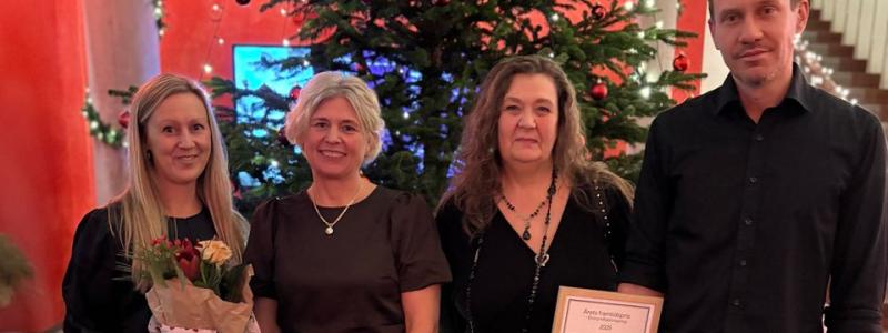Angelica Vägermark, biträdande fastighetschef, Karin Björkman, teknisk projektledare, Jeanette Nyberg, drifttekniker, och Joakim Sjödahl, energisamordnare, tog glatt emot Årets framtidspris – energieffektivisering. Pressbild: Enköpins kommun