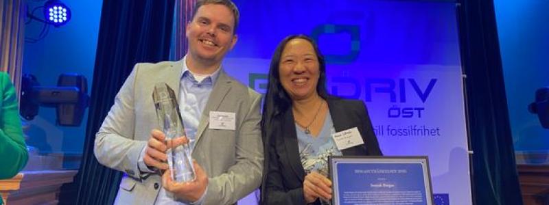 Erik Nordell och Anna Lövsén som precis tagit emot priset Foto: Tekniska verken