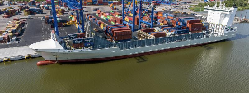 I Norrköpings hamn innebär E-MAR att fem nya landströmsanslutningar installeras. Det skapar möjlighet för fler fartyg att slå av sina dieselmotorer och därmed sänka utsläppen direkt i ett område som ligger nära stadens bebyggelse. Foto: Norrköpings hamn