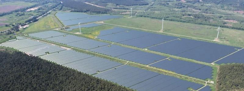 Projektet har utvecklats genom European Energys lettiska dotterbolag Stelo Orienta och finansierats med stöd från bland annat Nordic Investment Bank (NIB), Luminor Bank och tyska NORD/LB. Finansieringen uppgavs tidigare uppgå till omkring 68 miljoner euro. Foto: European Energy.