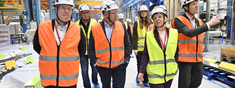 Fabriksvisning. Pressbild: Hitachi