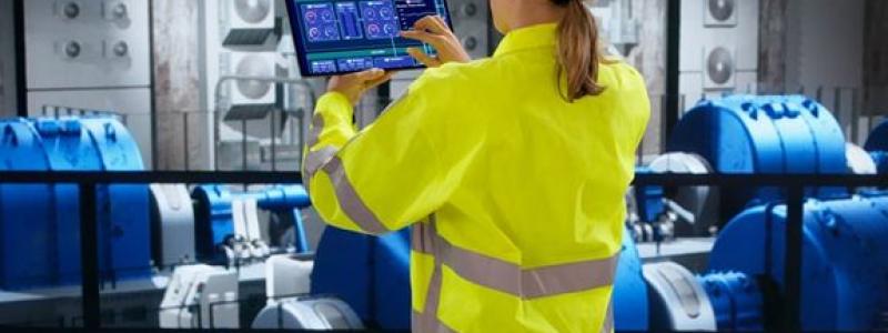 Jonne van Dreven har i sin forskning undersökt om metoder baserade på artificiell intelligens kan användas för att automatiskt upptäcka och diagnostisera fel i fjärrvärmesystem. Pressbild:  Blekinge Tekniska Högskola
