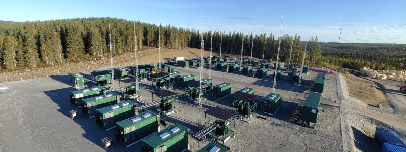 Batteriet Isbillen består av 36 stycken 20-fotscontainrar med batterier, 2 stycken 40-fotscontainrar med ställverk och en 40-fotscontainer för SCADA och reservdelar. Just nu räcker den lagrade energin en timme vid full uteffekt, men ytan och den elektriska utrustningen är utformade så att man ska kunna bygga ut batteriet med lika många containrar till, till ett 2-timmarsbatteri. Bild: Neoen.