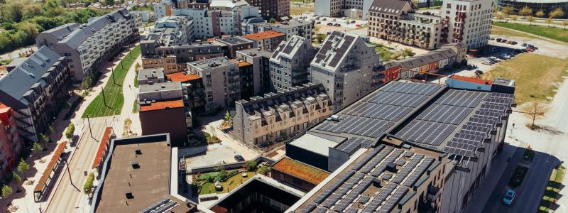 LKF:s huvudkontor och LKP:s parkeringshus Aurora på Brunnshög har ett stort antal solpaneler på taket. Nu ska el delas mellan fastigheterna genom projektet EnergyNet. Pressbild: Lunds kommun