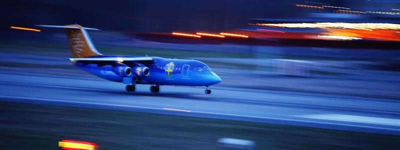 Eftersom det inte är möjligt för piloter som använder sig av utrustning för mörkerseende att se ljuset från LED-baserade flyghinderljus har Transportstyrelsen valt att ställa skärpta krav på att flyghinderljus baserade på LED-teknik utöver synligt ljus också ska utstråla infrarött ljus inom ett våglängdsområde som är synligt med utrustning för mörkerseende. Foto: Transportstyrelsen/Jacob Sjöman
