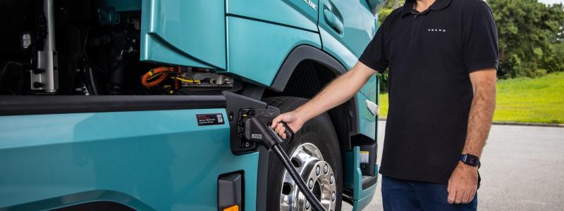 Trots innovationer som dessa fortsätter elnätskapaciteten att vara ett problem, särskilt för storskaliga installationer som behövs för tung godstrafik. Tunga elektriska lastbilar, som kräver mycket kraft för att ladda snabbt, riskerar att öka belastningen på elnätet ytterligare. Foto: Neste