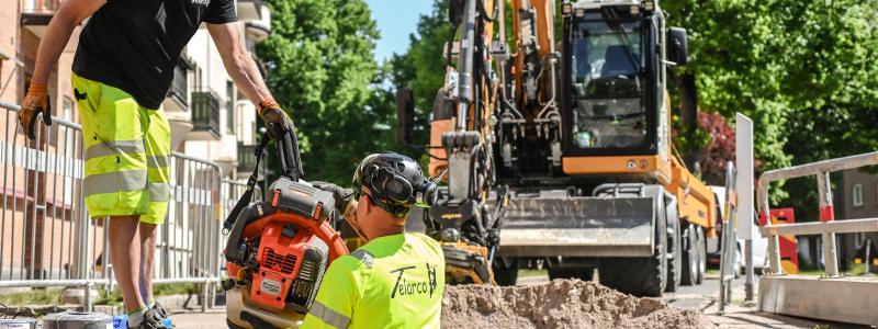 Henrik Axelsson och Linus Porsche arbetar med att dra ny kabel för att bland annat förstärka driftsäkerheten på CSK i Kristianstad. Foto: C4 Energi