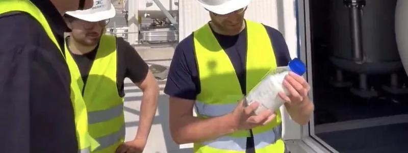 Ineratecs medarbetare granskar anläggningens första produktion av "FT-Crude".
Foto: Ineratec
