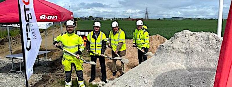 Victor Baum, Craftor, Patrik Källåker, Alfa Laval, Torkild Strandberg, KSO Landskrona och Peter Hjalmar, E.ON tar det första spadtaget för E.ONs nya transformatorstation. Stationen ska lägga grunden för för nya företagsetableringar, fler arbetstillfällen och ett starkare näringsliv i Landskrona. Investeringen motsvarar 150 miljoner kronor. Foto: Jakob Skarphagen, E.ON