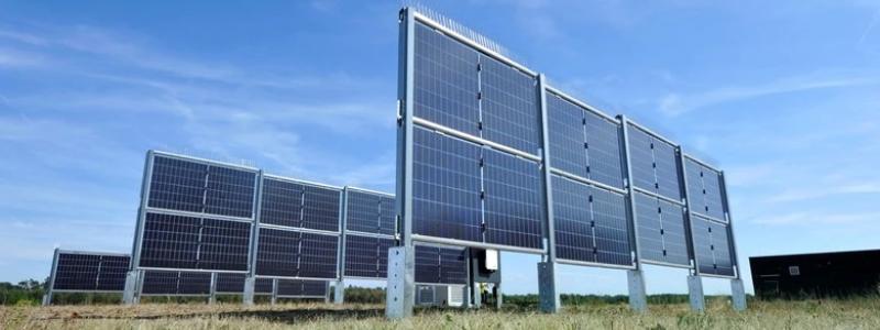 Bilden visar världens största vertikala solenergisystem vid sydvästra änden av landningsbanan väst på Frankfurts flygplats. Enligt Eurener har företagets nya modul med matt yta utvecklats särskilt för platser där traditionella solpaneler kan orsaka visuella störningar.  Foto: Fraport AG.