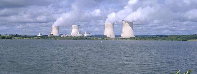 Franska kärnkraftverket Cattenom och kylsjön "Lac du Mirgenbach".  Foto: Wikipedia Common Lic. Kredit: Bassaar