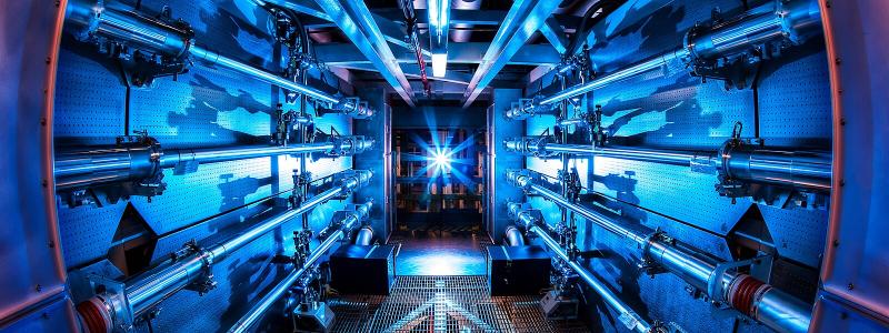 Förstärkarna vid National Ignition Facility var det första steget när det gällde att öka energin i laserstrålar när de rör sig mot målkammaren. NIF uppnådde nyligen en 500 terawatt skott - 1 000 gånger mer kraft än vad USA använder vid något tidigare ögonblick. Foto: Wikipedia Common Lic. Fotokredit: Damien Jemison/LLNL