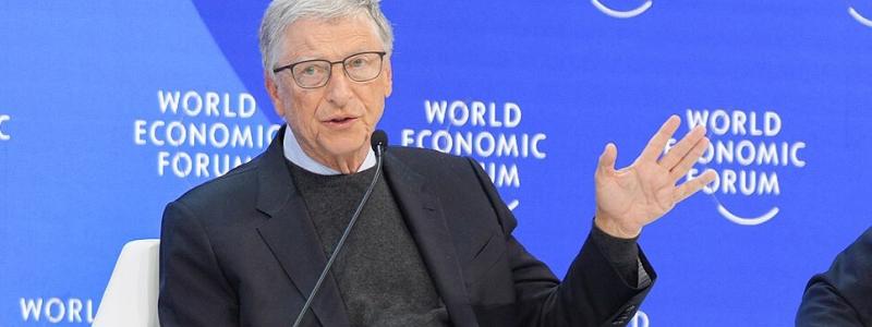 Bill Gates deltar i en podiumdiskussion i Schweiz. Foto: Wikipedia Commons Lic. Kredit: 
Källa: https://www.flickr.com/photos/197399771@N06/53469719653/