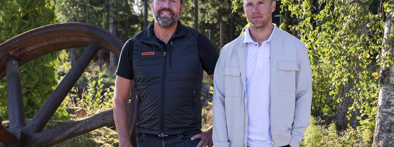 Hans Persson, platschef i Björbo tillsammans med Albin Lindblom, projektledare för uppbyggnaden av den nya kraftstationen. Pressbild: Åkerströms Björbo AB
