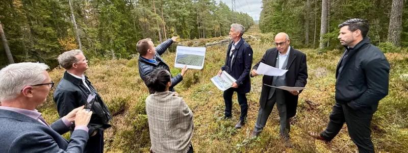 Håvard Kristiansen från Norsk Kjernekraft AS visar upp platsen för vad de hoppas ska bli Haldens nya kärnkraftverk. Här flankeras han av sin chef Jonny Hesthammer och gäster från den kanadensiska kärnkraftsindustrin. Foto: Norsk Kjernekraft AS. Kedit: Jan M. Moberg