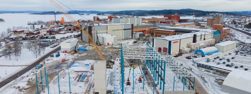 Med den största enskilda investering som Hitachi Energy gjort vid siten i Ludvika bygger företaget nu ut sin transformatorfabrik för att öka produktionskapaciteten och möta den kraftigt växande globala efterfrågan på stora krafttransformatorer. Foto: Jonas Bilberg