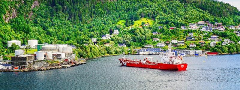 Leverans modell mindre anländer till oljehamn. Foto: Creative Commons Lic, Kredit: Bernhard_Schuermann