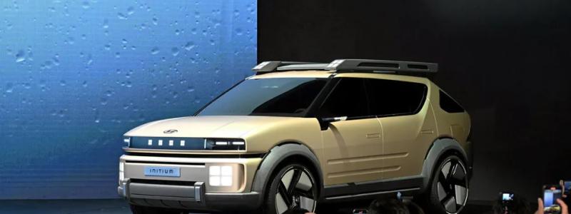 Vätgasbilen Initium har ett SUV-liknande utseende som kombinerar stadens funktionalitet med äventyrsanda, med starka linjer och en solid struktur. Detta balanserar robusthet med elegans. Bilen är, enligt tillverkaren, utrustad med en funktion som gör det möjligt att driva och ladda hushållsapparater via fordon-till-last-funktionen (V2L). Foto: Hyundai