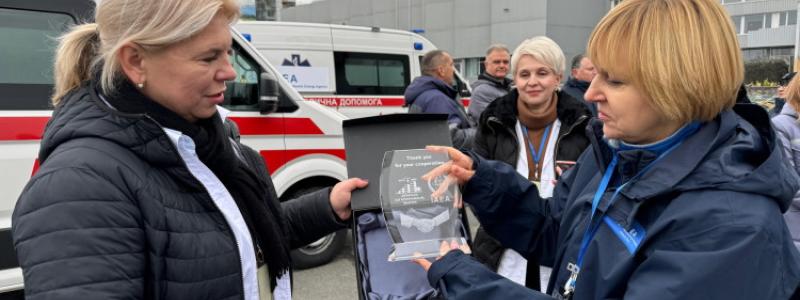 IAEA överlämnar ambulanser vid Tjernobyl. Till vänster sjukhusdirektören Tetiana Latysjenko, till höger IAEA:s medicinska chef Liliana Salaru. Foto: IAEA