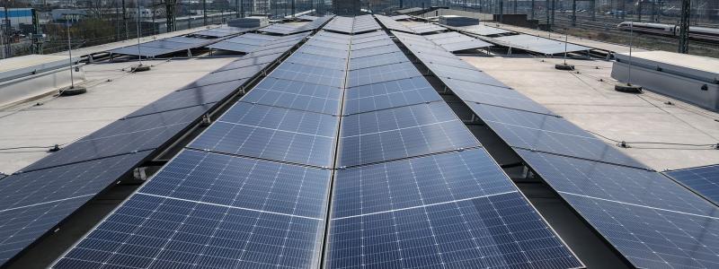 Tillsammans med solpanelerna, som har en maximal effekt på upp till tvåhundrafemtio kilowatt, täcker batterisystemet omkring en fjärdedel av verkets totala elförbrukning. Det innebär en årlig besparing på cirka åttiofemtusen euro i energikostnader.  Foto: Deutsche Bahn AG, Max Lautenschläger