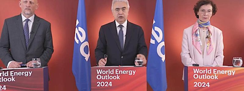 IEA:s verkställande direktör Fatih Birol (i mitten) tillkännager utgivningen av den senaste World Energy Outlook tillsammans med huvudförfattarna Tim Gould (till vänster) och Laura Cozzi (till höger) Foto: Skärmdump från online-lansering.