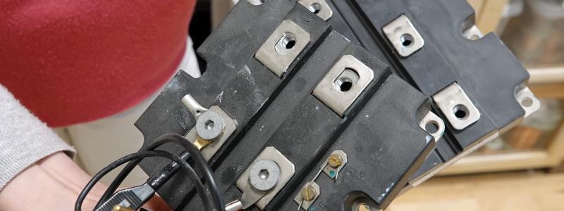 Allting handlar om spänningsomvandlare som kan hantera stora effekter. De byggs bland annat med kiselbaserade IGBT-transistorer som dessa, fast motsvarande enheter med kiselkarbid är under utveckling. Riktiga kraftpaket.