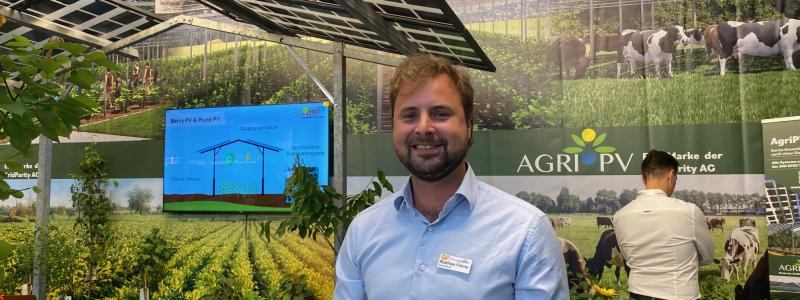 Mattias Führer, Agri-PV, i företagets monter som visade hur odlingsbar mark och solpaneler kan samspela. Foto: Simon Matthis