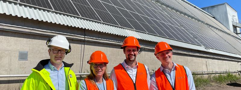 Från vänster: Erik Kornfeld, vd och Erika Eriksson, affärsområdeschef energisystem och utveckling från Karlstads Energi tillsammans med Jonas Malmström, vd och Pelle Jonsson, säljchef på Yokk Power AB. Foto: Karlstads Energi