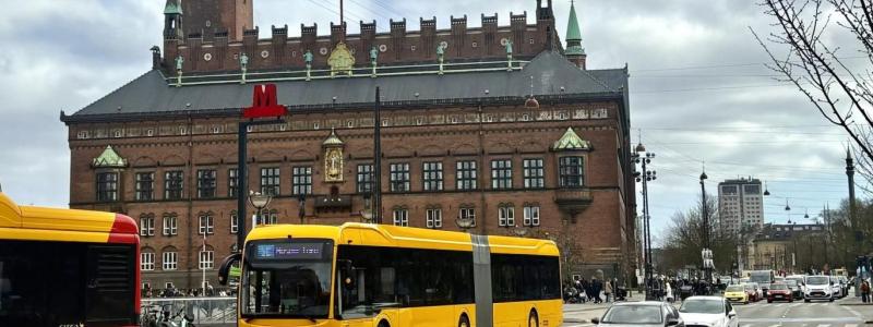 Nya elbussar har satts i drift i Köpenhamn och bidrar till att hela stadens busstrafik nu är elektrifierad. Foto: Movia
