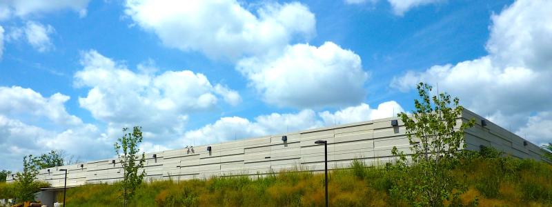 Indiana-universitetets datacenter i USA. Datacenter blir en allt viktigare del av den digitala infrastrukturen, men också ett växande mål för klimatrelaterade rättsprocesser. Tvister om elförsörjning, vattenförbrukning och fossila utsläpp ökar i takt med den globala AI-expansionen. Foto: Wikipedia Commons Lic. Kredit: Vmenkov