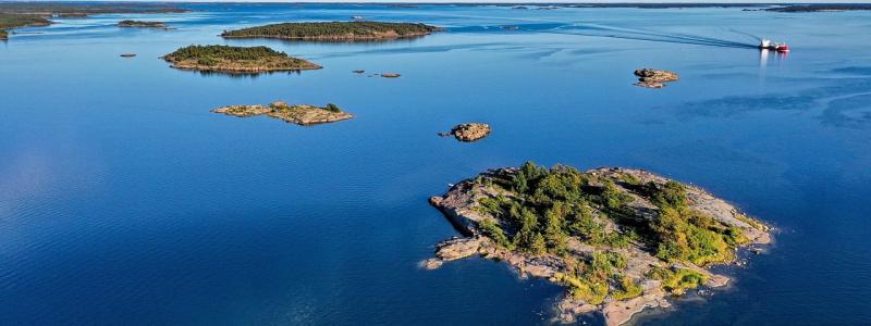 Energibolaget vill koppla samman en föreslagen utbyggnad av vindparken – 40 nya verk utöver dagens elva – via en luftledning genom Björneborgs skärgård i Finland. Boende och naturvänner varnar för stora intrång i landskap och livsmiljöer och kräver mark- och sjökablar i stället. Foto: Creative Commons Lic. Symbolbild, Kredit: Pixabay. Reijotelaranta