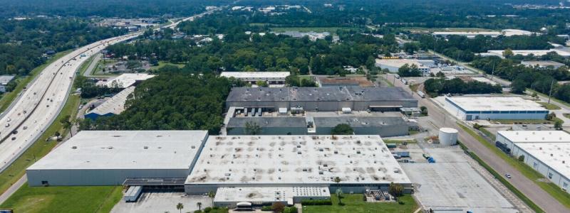 IP Capital Partners avyttrade nyligen en lagerbyggnad i Jacksonville, USA till Easton & Associates som köper denna industrifastighet från 1956. Investeringsbolaget IP Capital Partners har sålt en lagerfastighet på cirka 19 200 kvadratmeter för 8,5 miljoner dollar. Fastigheten är klassad för lätt industriell användning. Affären gäller en industribyggnad belägen på adressen 540 Beautyrest Avenue i Jacksonville. Köpet genomfördes av Collin Easton, delägare i Easton & Associates, medan Josh Procacci, investeringschef på IP Capital Partners, representerade säljaren. Försäljningen rapporterades av CoStar Research den 15 juli 2025. Foto: CoStar Research