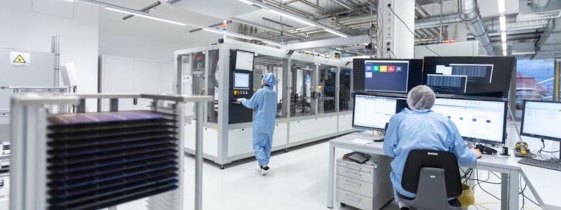 Den automatiserade solcellstestaren i produktionslinan vid PV-TEC med styrdator för avancerad analys av mätdata. Fraunhofer ISE/Foto: Dirk Mahler