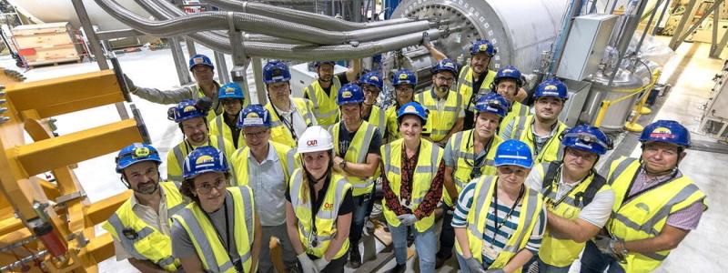 ingenjörskonsten gör framsteg vid ITER. Vakuum- och kryogenikspecialisterna i kryopumpteamet lyckades nyligen kyla ned den förserietillverkade kryopumpen (en prototyp som även kan användas i själva reaktorn) till cirka 5 kelvin och startade pumpningsprocessen med injicerade gaser. Minst fyra av de åtta produktionskryopumparna kommer att testas på samma provbänk under de kommande åren. Foto: ITER