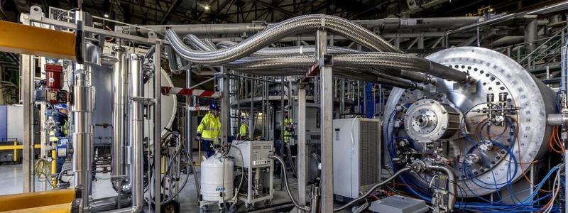 Byggnationen av ITER:s fusionsanläggning i södra Frankrike framskrider. Bilden visar en testanläggning för kryopumpar som skapades förra året inom ITER:s kryoanläggning. Installationen har en stor cylindrisk vakuumkammare (till höger) som utgör dess kärna, där kryopumpen kommer att placeras och anslutas till kryoanläggningens distributionsenhet för vätskor. Foto: ITER