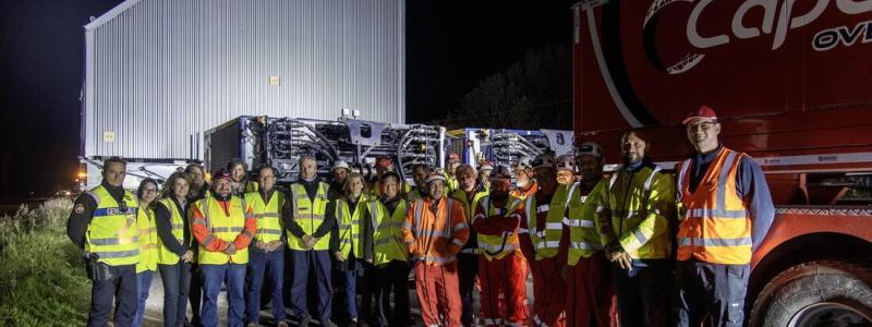 Nya komponenter till ITER-fuions-projektet: Det fjärde och sista vakuumkärls-segmentet från Sydkorea är nu redo att lämna uppställningsområdet och bege sig ut på vägarna för sista etappen på sin långa resa från Hyundai Heavy Industries varv. Efter att ha lämnat Ulsan tog lasten vägen runt Godahoppsudden, längst ned på den afrikanska kontinenten, och seglade hela vägen norrut mot Gibraltar sund och in i Medelhavet. De fyra vakuumkärls-segmenten från Korea har alla tillverkats av Hyundai Heavy Industries vid företagets enorma varv i Ulsan, på Koreahalvöns östkust. Varvet, som grundades för 50 år sedan, är en av världens största skeppsbyggare och producerar över hundra stora fartyg varje år, inklusive tankers och containerskepp. Detta står för hela 15 procent av världens fartygskapacitet. Med detta segment på väg mot ITER-projektet markerar Hyundai Heavy Industries slutet på en storslagen transportoperation, där varje del av vakuumkärlet har tillryggalagt tusentals kilometer till sjöss innan den slutliga destinationen. Foto: ITER