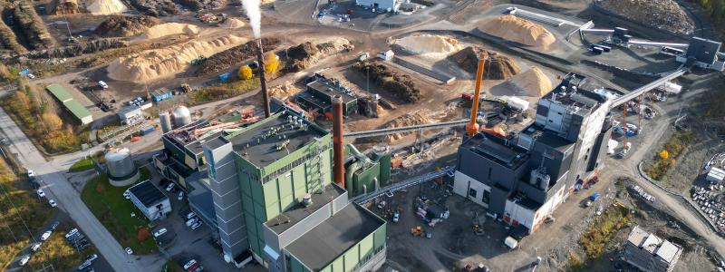 Jämtkrafts nya kraftvärmeverk i Lugnvik (till höger) kompletterar det tidigare kraftvärmeverket (till vänster), som togs i drift år 2002, och den nya, mindre anläggningen är bland annat anpassad för att kunna köras under sommaren då värmebehovet är lägre. Foto: Jämtkraft/Victor Agestam