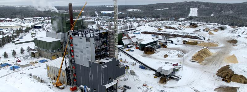 Jämtkrafts nya kraftvärmeverk som ska driftsättas i slutet av 2024. Gamla kraftvärmeverket från 2001 i bakgrunden. Koldioxiden från de biobränslen som eldas i kraftvärmeverket ska fångas in och tillsammans med Unipers vätgas bilda e-metanol. Bild: Uniper