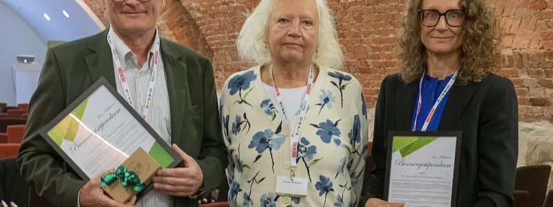 Jan Häckners dotter Cecilia Häckner lämnade över priset till Mia Iwarsson Wide och Rolf Björheden i samband med Svebios årsmöte den 24 april i Stockholm. Foto: Alan Sherrard.