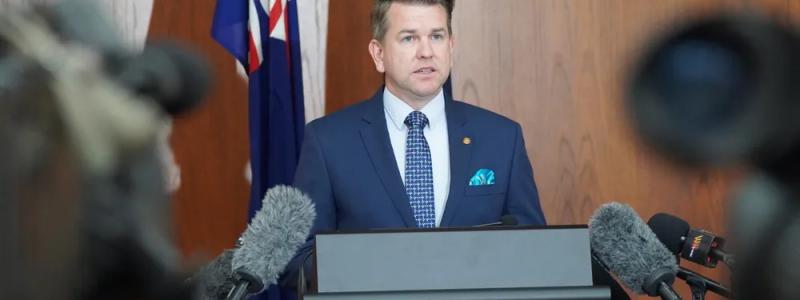 Bleijie underströk i parlamentet att regeringen ser långsiktigt på energipolitiken:
– Diplomati är alltid långsiktig. Jag skulle inte lägga alltför stor vikt vid att det nu råder lågkonjunktur i Australien vad gäller handelspolitiken, utan snarare fokusera på långsiktigheten, att vi har en sådan här stödpelare för företagen nu och i framtiden, sade han enligt Recharge. Foto: Jarrod Bleijies officiella hemsida.