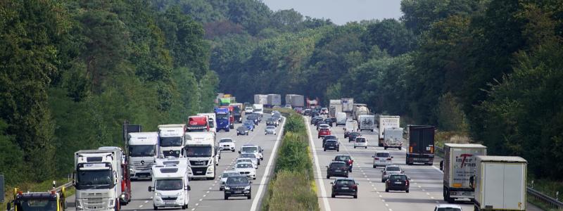 Transportkostnader ökar i Europa och blir en påtaglig belastning för miljoner européer. ETS2 har blivit en av EU:s mest omstridda klimatfrågor. Medlemsländerna är oense om prisregler, tidsplan och risken för högre energikostnader. Foto: Creative Commons Lic. Kredit: JHenning