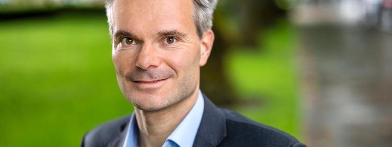 Miljö- och klimatminister Kai Mykkänen leder Finlands miljöministerium. Han ansvarar inom statsrådet för frågor som rör miljö, byggande och boende. Det gäller bland annat klimatpolitik, natur- och vattenskydd, förebyggande av förorening av miljön, cirkulär ekonomi, byggande och markanvändning samt bostadspolitik. Foto: Finlands miljöministerium