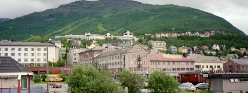 Vy över Narviks centrum. Bolaget Narvik Kjernekraft AS ska nu inleda planeringen av en konsekvensutredning för att pröva möjligheten att bygga en SMR-anläggning i regionen. Foto: Wikipedia Common, kredit: Vinterfrid