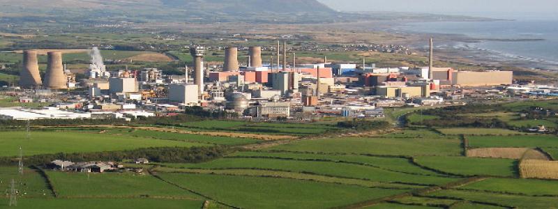 Sellafield i Cumbria är en av Storbritanniens största kärntekniska anläggningar och hanterar i dag främst sanering av äldre reaktorer. Foto: Geograph.org