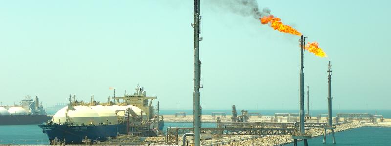 Ras Laffans LNG terminal i Qatar. Landet står normalt för cirka 20 procent av världens LNG-export. Ras Laffan är världens största LNG-terminal. Hormuzsundet hanterar omkring 20 procent av den globala oljehandeln per dag.Foto: Wikipedia Commons Lic. Kredit: Matthew Smith @ Flickr