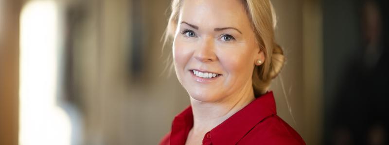 Katarina Porath på ABB Electrification Sverige välkomnar den nya ambitiösa lagstiftningen från EU med ökade krav inom miljö- och cybersäkerhet. ”Den är helt nödvändig men ställer också höga krav på företag att hålla sig uppdaterade.”