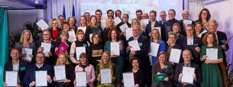 Klimatkontrakt 2030 signeras av den politiska ledningen i 2030-städerna och generaldirektörer från sex myndigheter samt Viable Cities ledning. Foto: Fredrik Persson