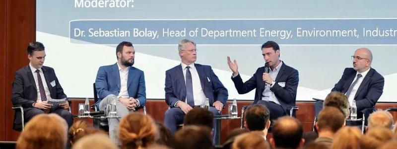 Kluttig, längst till höger, nyligen på scen under DIHK:s internationella vätgaskonferens i Berlin. Foto: DIHK